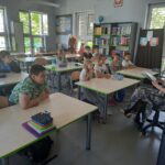 1_Nauczyciel_czyta_ksiak_uczniom