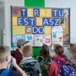 4_Uczniowie_ogldaja_wykonane_plakaty