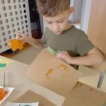 5_ucze_wykonuje_prac_plastyczn__Liciem_malowane