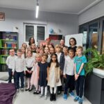 4_Uczestnicy_konkursu_Moj_kraj_i_Jury_pozuja_do_pamiatkowego_zdjecia
