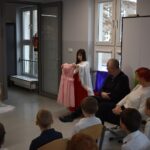 18_Kopciuszek_oglada_sukienke