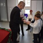 1_chlopczyk_bierze_ksiazke