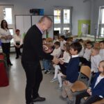 2_Chlopczyk_bierze_pamiatkowa_ksiazke