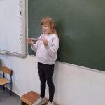 1_Dziewczynka_czyta_trudny_tekst