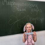 2_Dziewczynka_trzyma_rymowanke_jezykowa