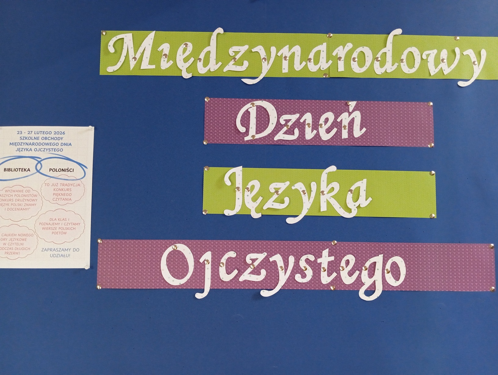 Plakat z napisem